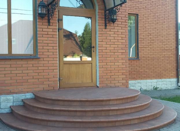 Круглое крыльцо загородного дома фото