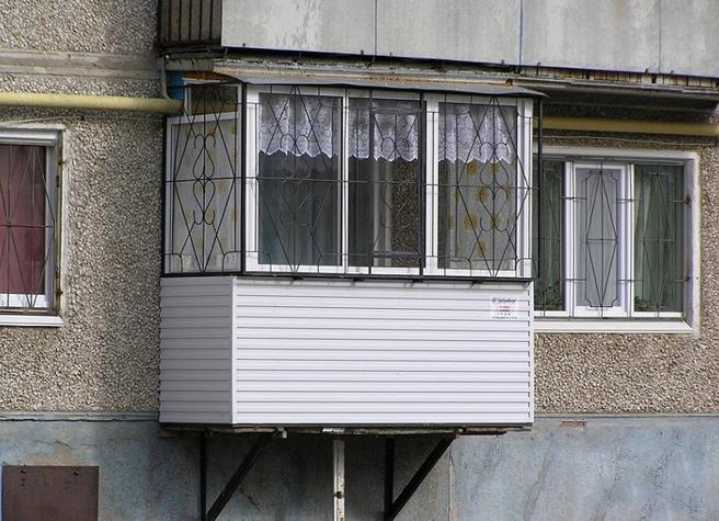 Балкон на первом этаже