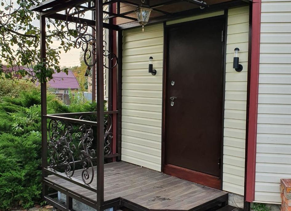 Металлический козырек над входом Металлический козырек над входом